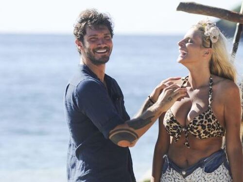 Isola, clamorosa gaffe di De Martino: "Provo a ipnotizzare Francesca. Con le galline riesco"