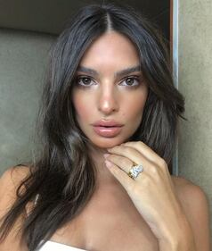 Emily Ratajkowski, topless per il primo anno di matrimonio 7