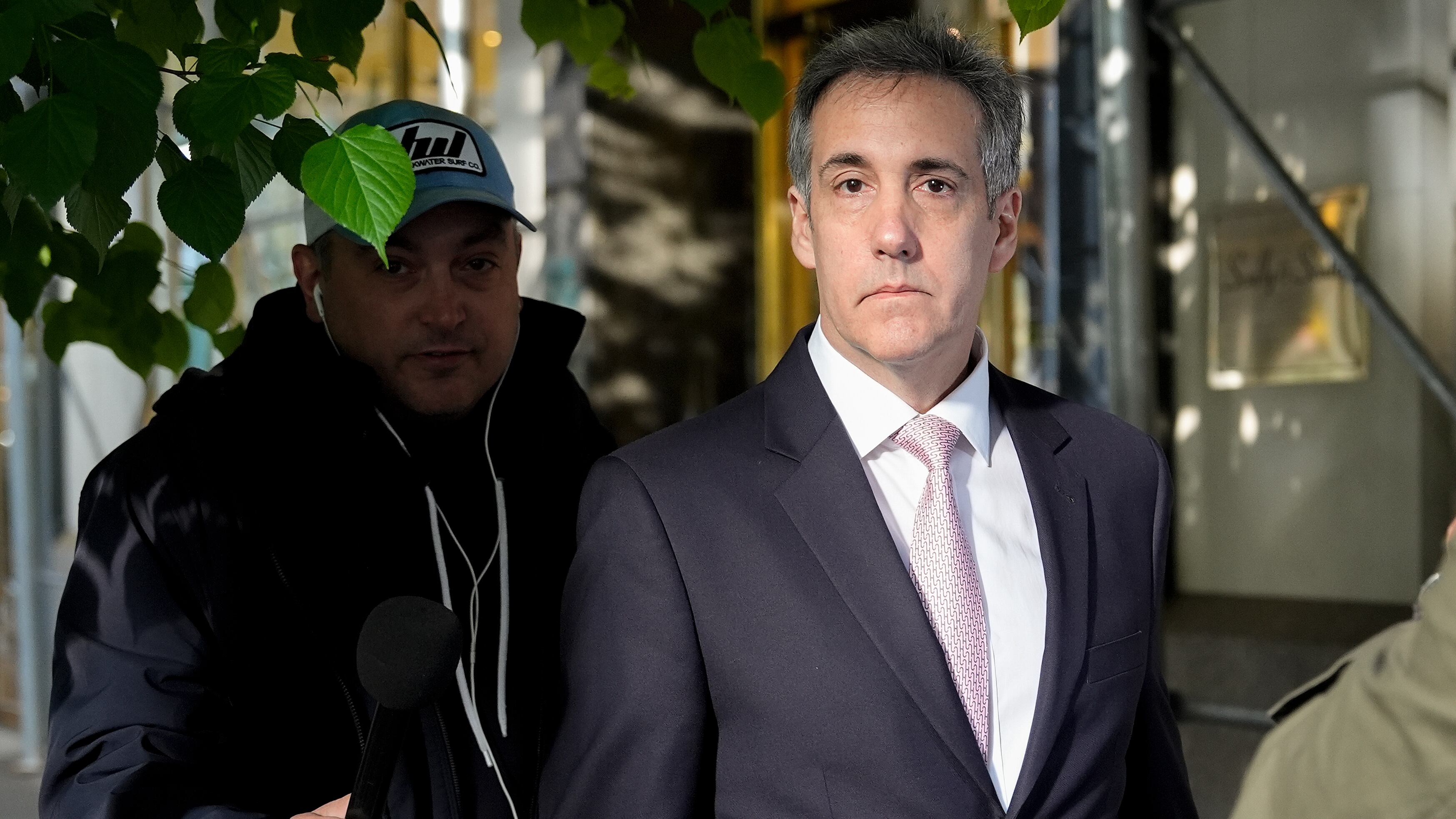 La difesa di Trump: "Cohen bugiardo". Biden vuole risalire con la marijuana