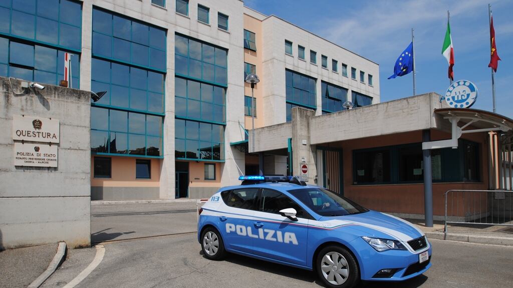Violenta la ragazza poi lo sfegio col cellulare: la follia dello straniero