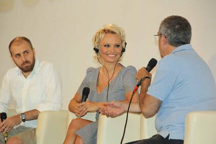 La nuova acconciatura di Pamela Anderson  al Taormina Film Fest 10