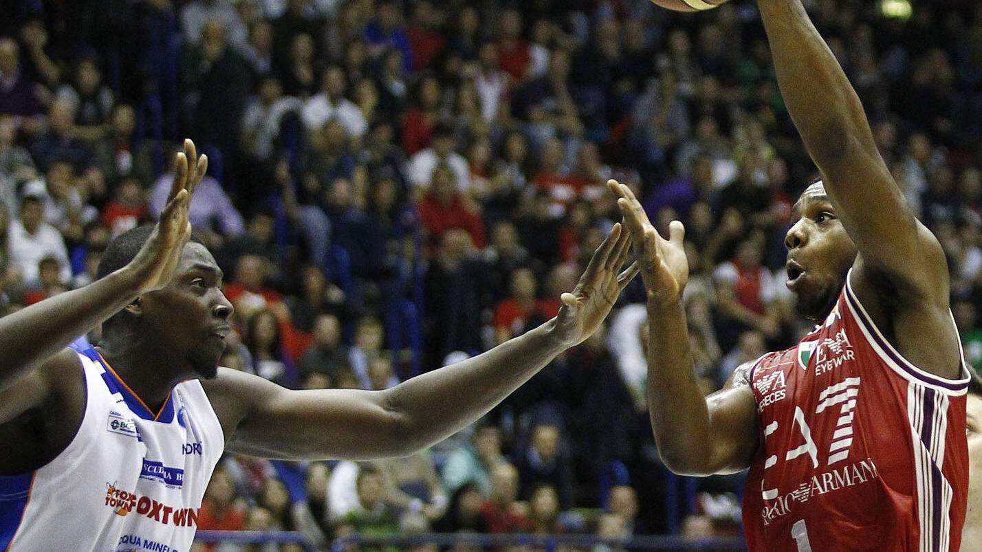 Milano strapazza Cantù. Kleiza si sveglia nel derby