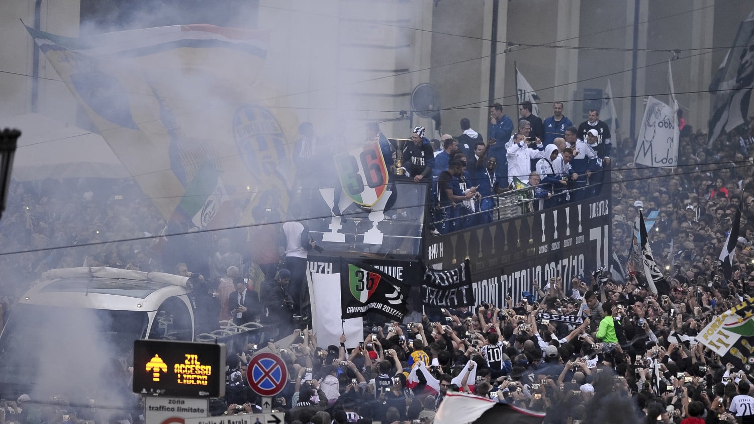 Torino, bus di tifosi juventini contro fili tram: 6 feriti, due sono gravi