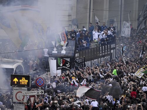 Torino, bus di tifosi juventini contro fili tram: 6 feriti, due sono gravi