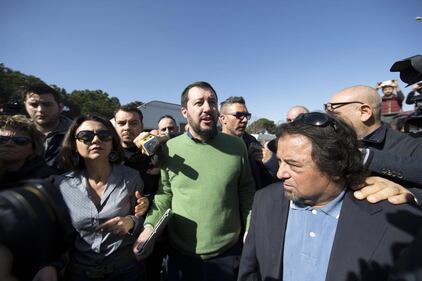 Salvini fra le baracche dei rom: "Da incivili vivere in un campo" 16