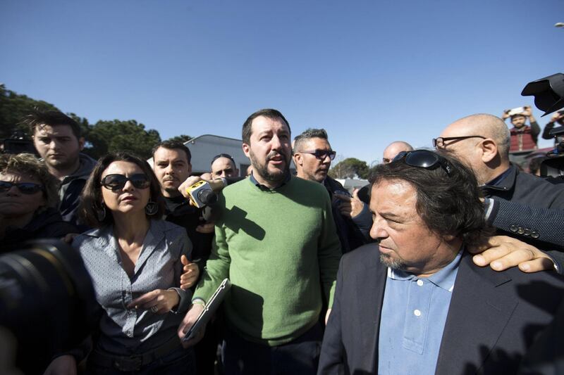 Salvini fra le baracche dei rom: "Da incivili vivere in un campo" 16