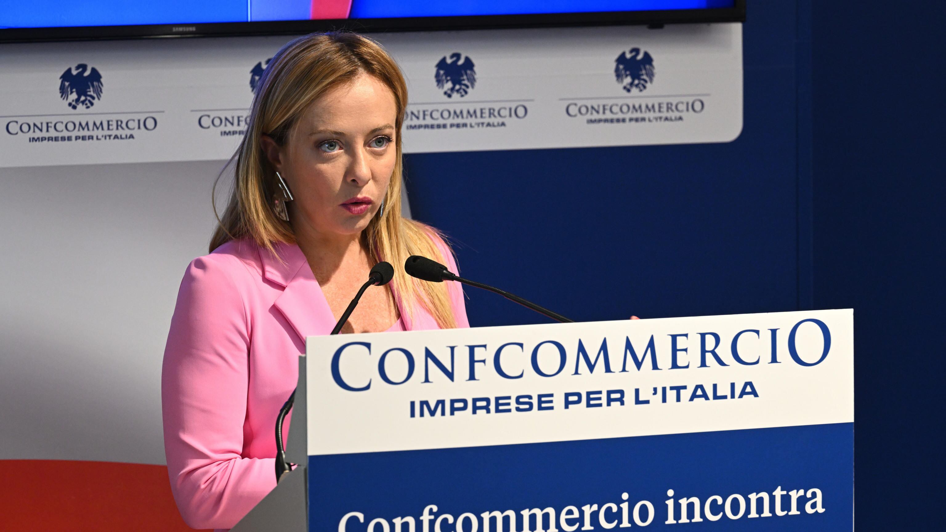 Piccolo fuori programma della Meloni sul palco di Confcommercio