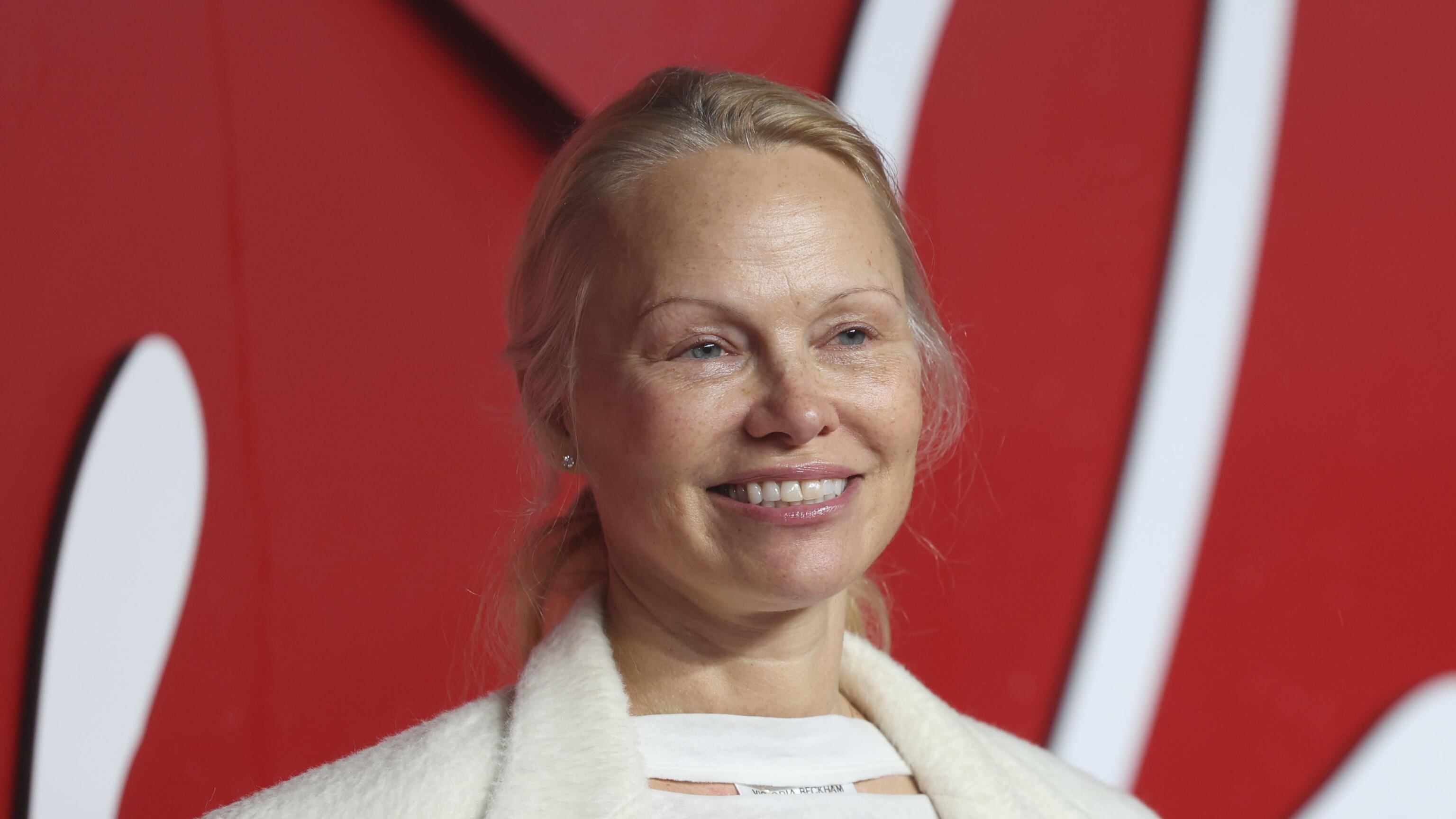 Pamela Anderson irriconoscibile: le foto sul red carpet