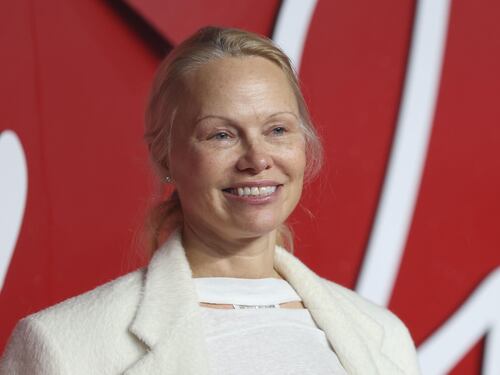 Pamela Anderson irriconoscibile: le foto sul red carpet