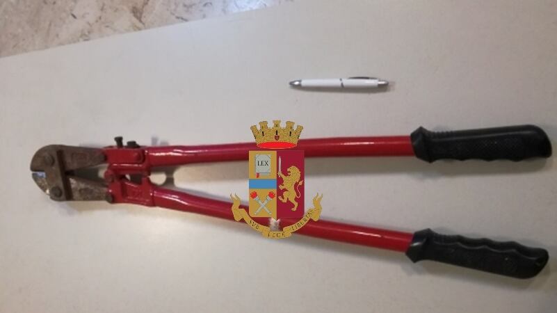Scoperto a rubare uno scooter: arrestato uno straniero