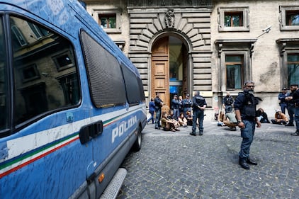 Attivisti di Ultima generazione imbrattano il ministero del Lavoro  3