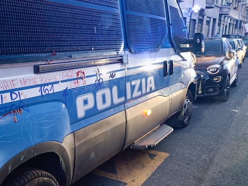Assalto alla camionetta della polizia a Torino