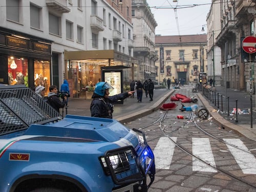 Milano, 32 arresti dopo gli scontri: chiesto il carcere per 11 giovani. Il bilancio della guerriglia