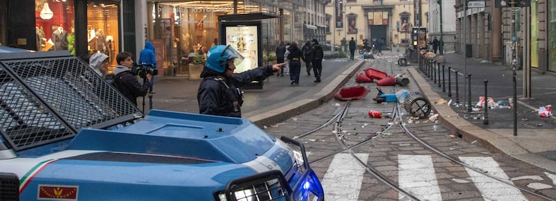 Milano, 32 arresti dopo gli scontri: chiesto il carcere per 11 giovani. Il bilancio della guerriglia