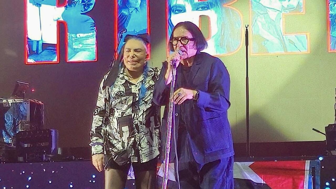 Renato Zero e Loredana Bertè fanno pace dopo anni: l'abbraccio sul palco