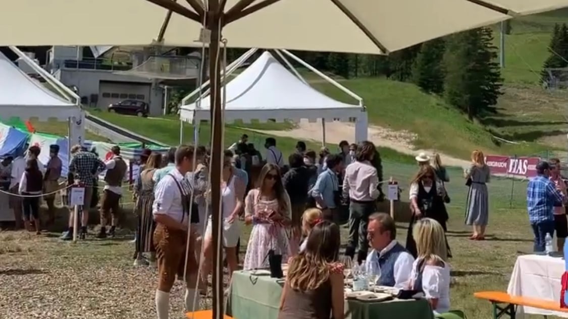 Un positivo al party radical-chic. Scatta la corsa al tampone fra i vip