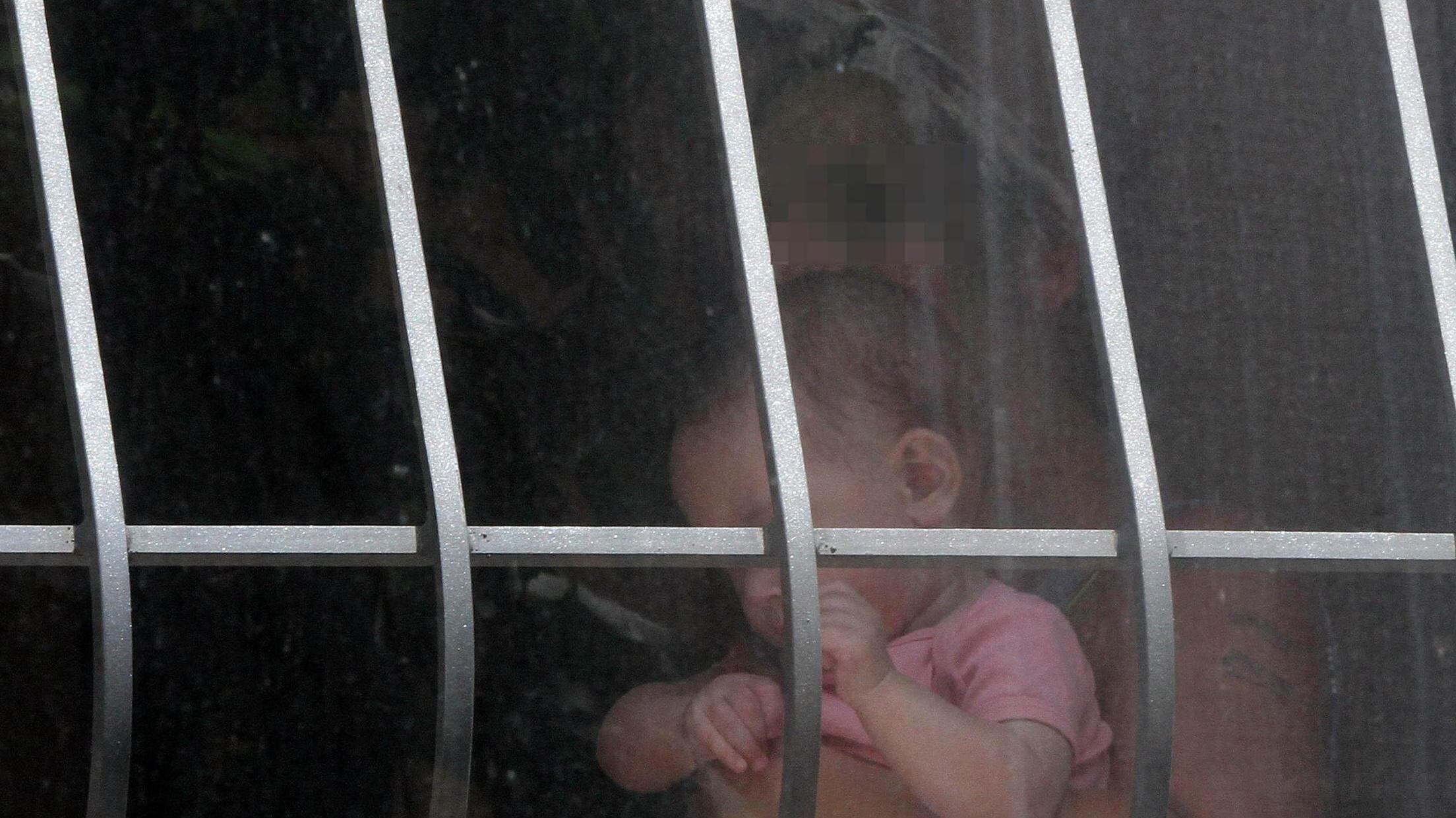 Liberata la bimba prigioniera (ma altri 60 restano in galera)