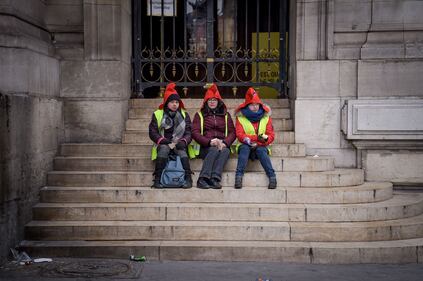 I Gilet gialli invadono Parigi nella quinta giornata di proteste 5