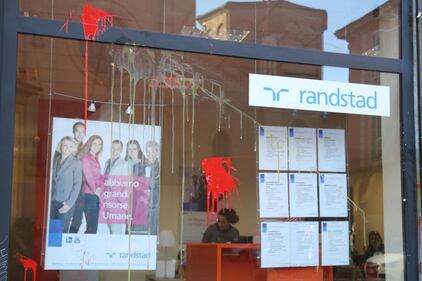Sciopero: 4 cortei a Bologna. Lancio di letame e uova contro banche e sede Ncd 3