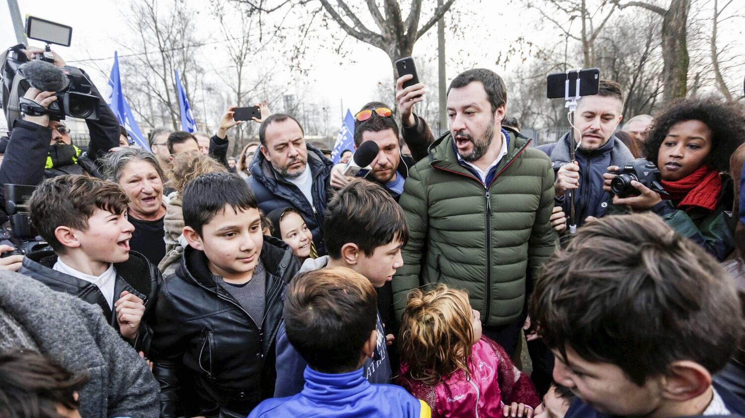 Giornata internazionale dei rom, Salvini: "Sarebbe una festa se rubassero meno"