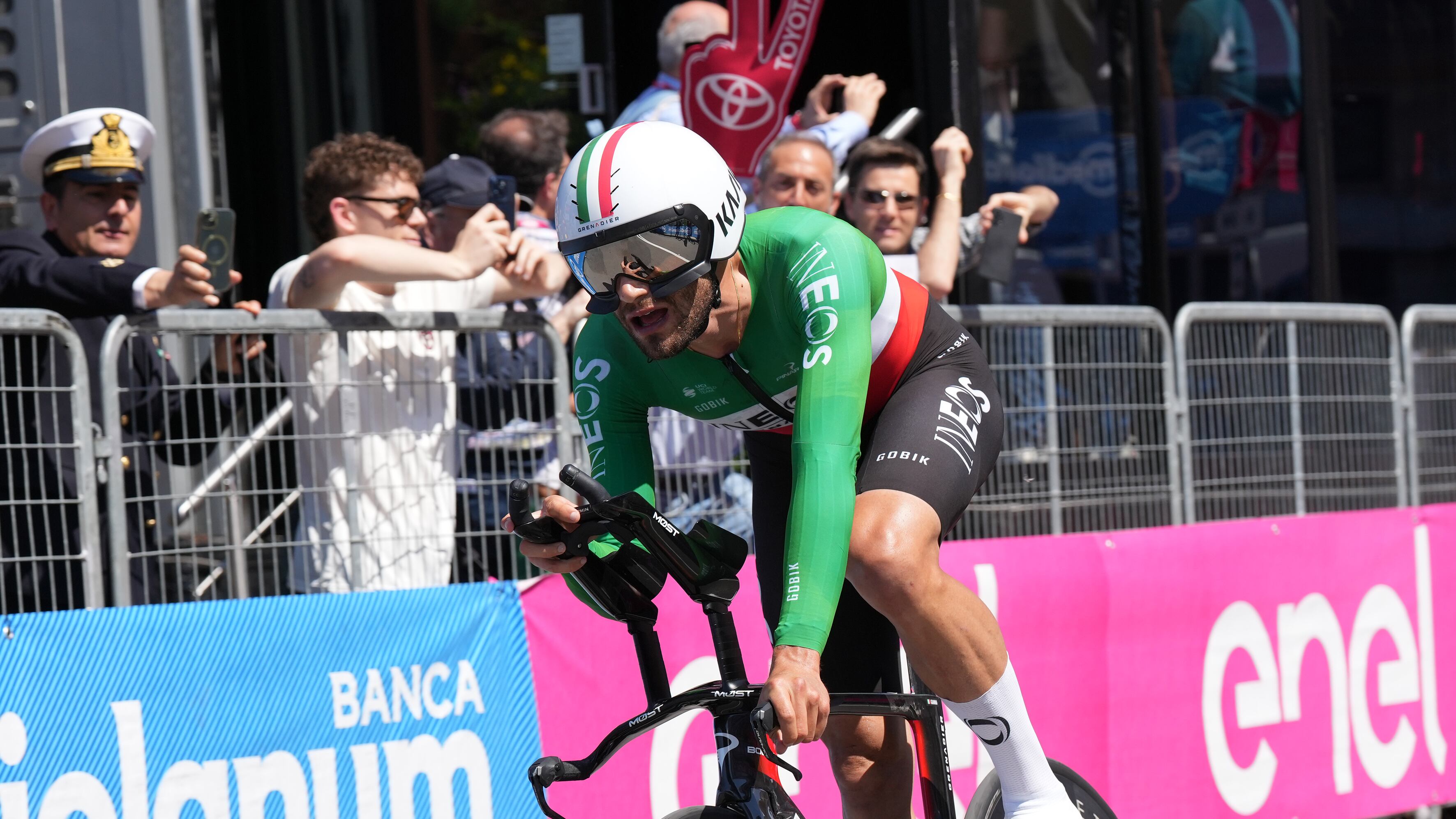 Giro, Ganna batte anche Pogacar: l’azzurro vince la cronometro di Desenzano