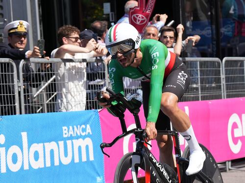 Giro, Ganna batte anche Pogacar: l’azzurro vince la cronometro di Desenzano