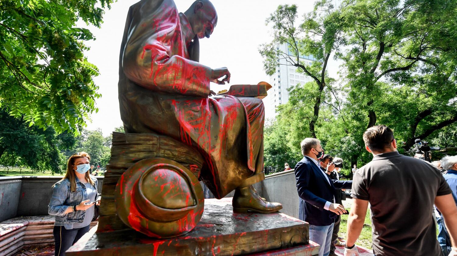 Sfregio a statua Montanelli, indagato un antagonista