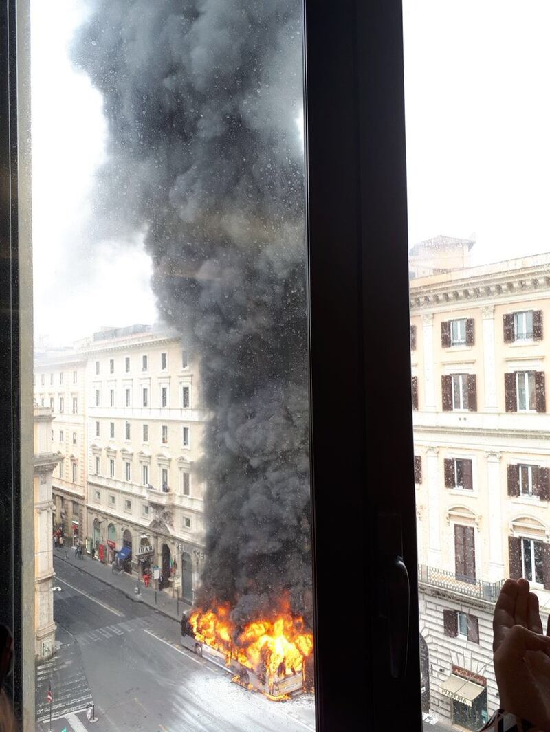 Roma, autobus Atac a fuoco in via del Tritone 2