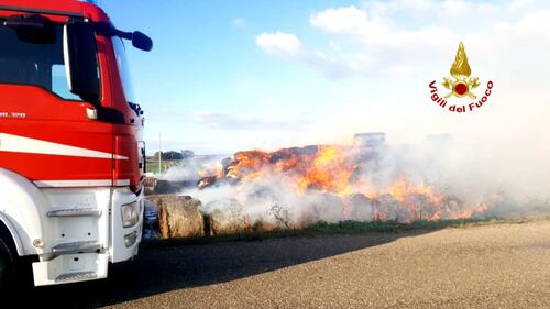 Cagliari, balle di fieno a fuoco, paura in un'azienda agricola 2