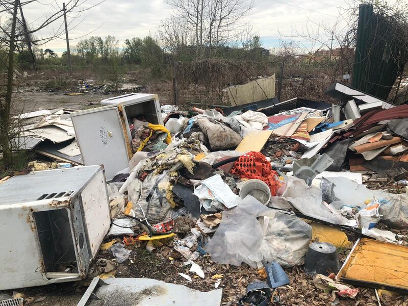Milano, il campo rom di via Idro: degrado e rifiuti 2