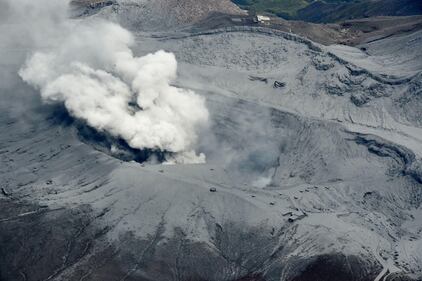 Giappone, erutta il vulcano Aso 3