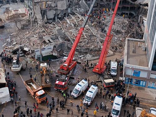"Come 130 bombe atomiche". La potenza devastante del terremoto