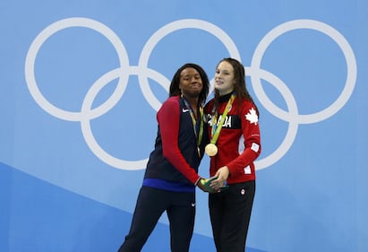 Simone Manuel fa la storia: prima afroamericana a vincere l'oro nel nuoto. Le lacrime di gioia 2