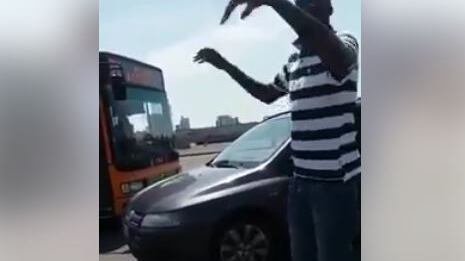 Lite autista-immigrato: "A me nessuno mi comanda: io vado dove c.. voglio"