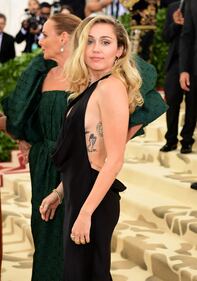 Met Gala 18, Miley Cyrus e la scollatura hot 6