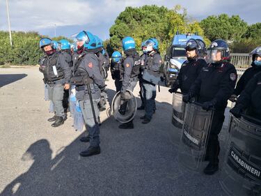 Covid, la zona rossa dei migranti è una polveriera: sassaiola sugli agenti 3