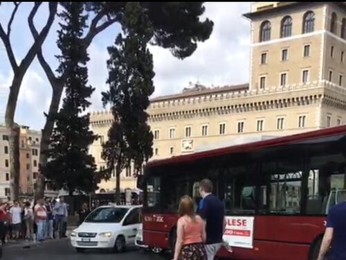Roma, bus senza conducente travolge una Smart a piazza Venezia