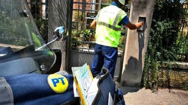 Occhio alla nuova truffa del finto postino, ecco come funziona