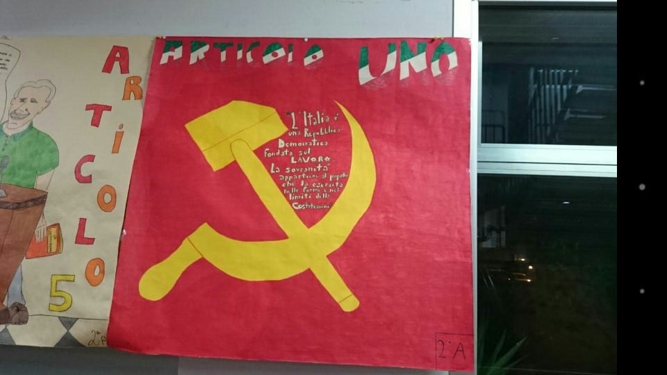 La spiaggia in Calabria inneggia al comunismo. Ma nessuno fa polemica