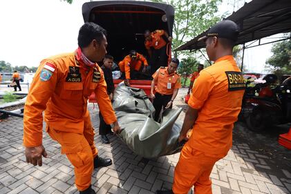 Indonesia, precipita un Boeing: pure un italiano tra i 188 morti 10