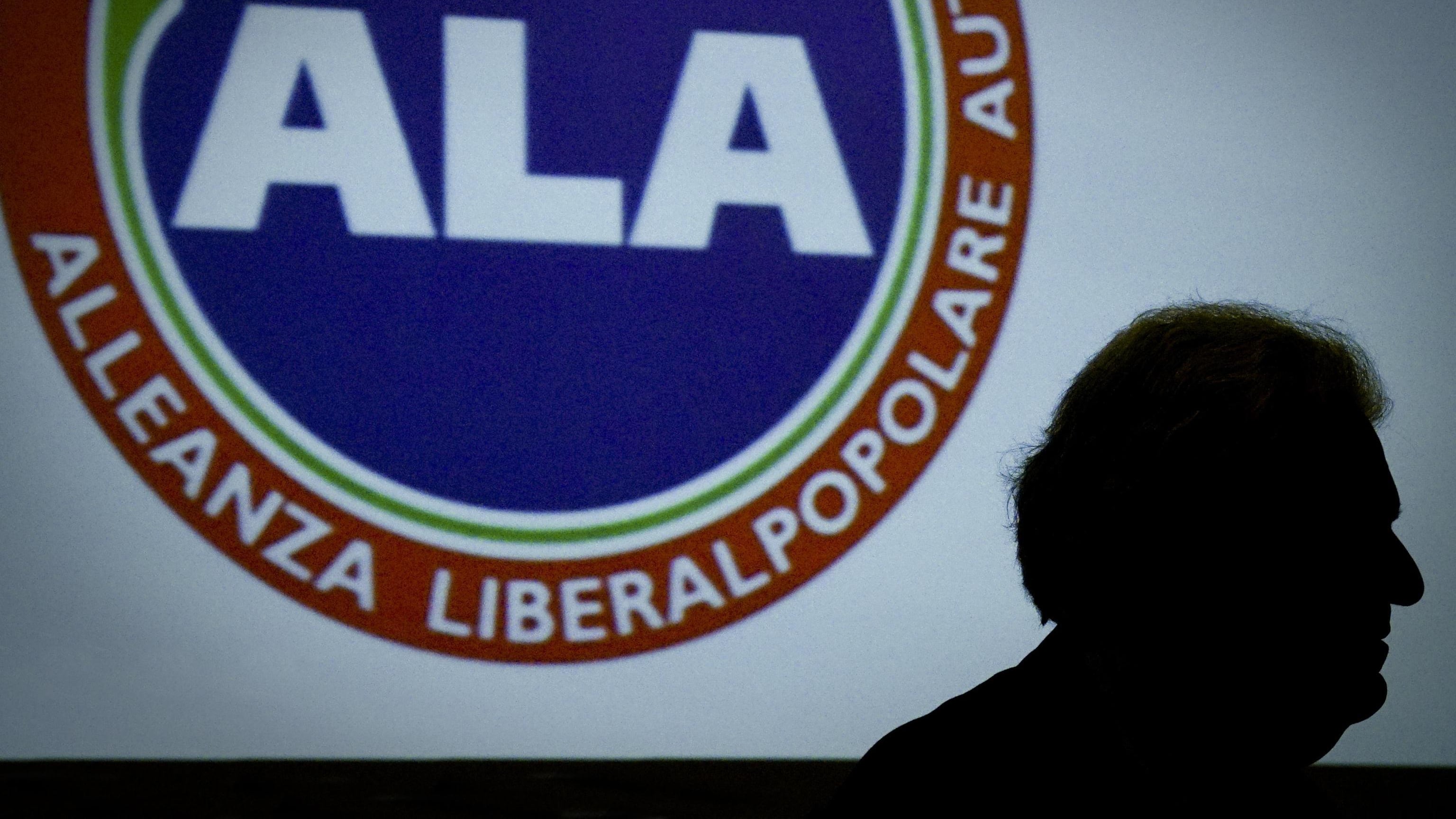 Renzi si piega alla minoranza Pd