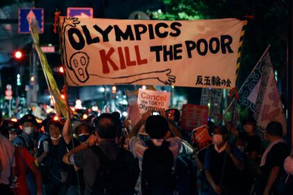 Tokyo, fuori dallo stadio la protesta contro i Giochi 6