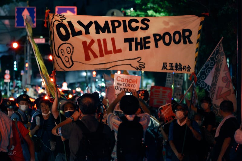 Tokyo, fuori dallo stadio la protesta contro i Giochi 6