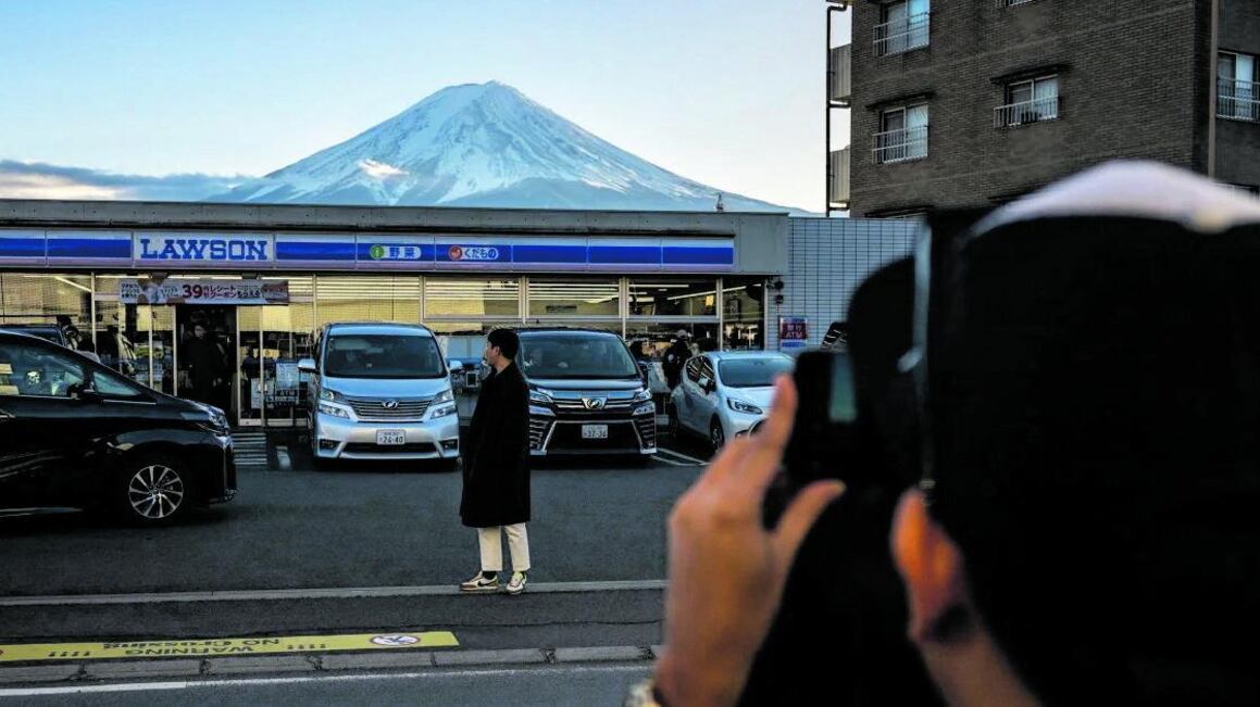 "Basta selfie". E Tokyo oscura il Fuji