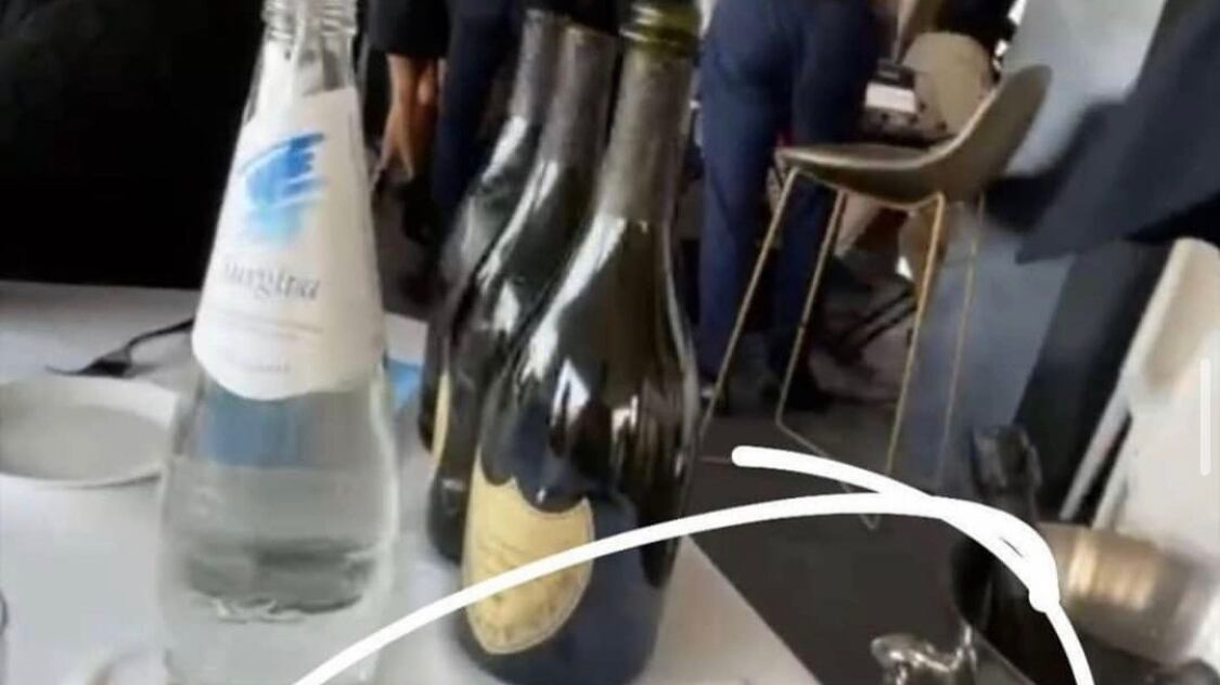 Il party illegale nel resort di lusso, scoppia polemica social