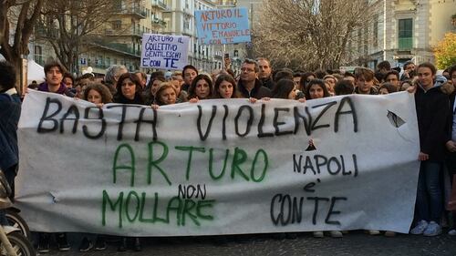 Napoli, 17enne accoltellato dal branco: il corteo per dire “no alla violenza” 9