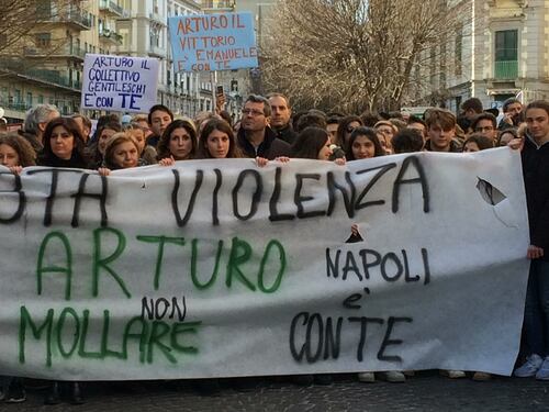 Napoli, 17enne accoltellato dal branco: il corteo per dire “no alla violenza”