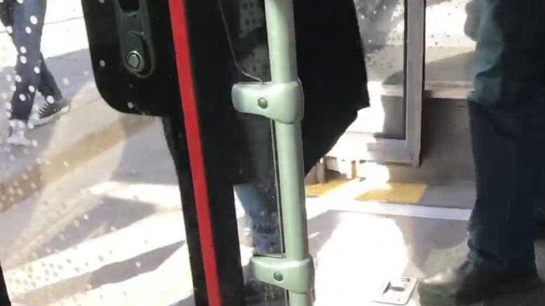 Firenze, donne prese a calci sul bus: solo denuncia per lo straniero
