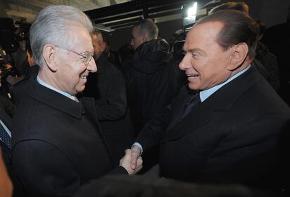 Stretta di mano tra Berlusconi e Monti 5