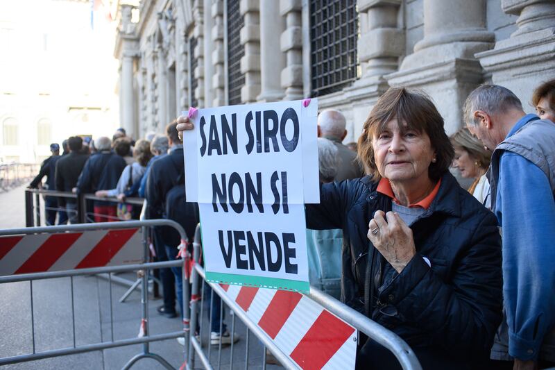 San Siro: fuori Palazzo Marino la protesta contro la vendita 2